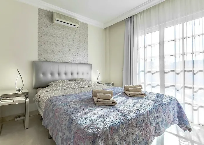 With Large Terrace In Terrazas Del Duque Daire